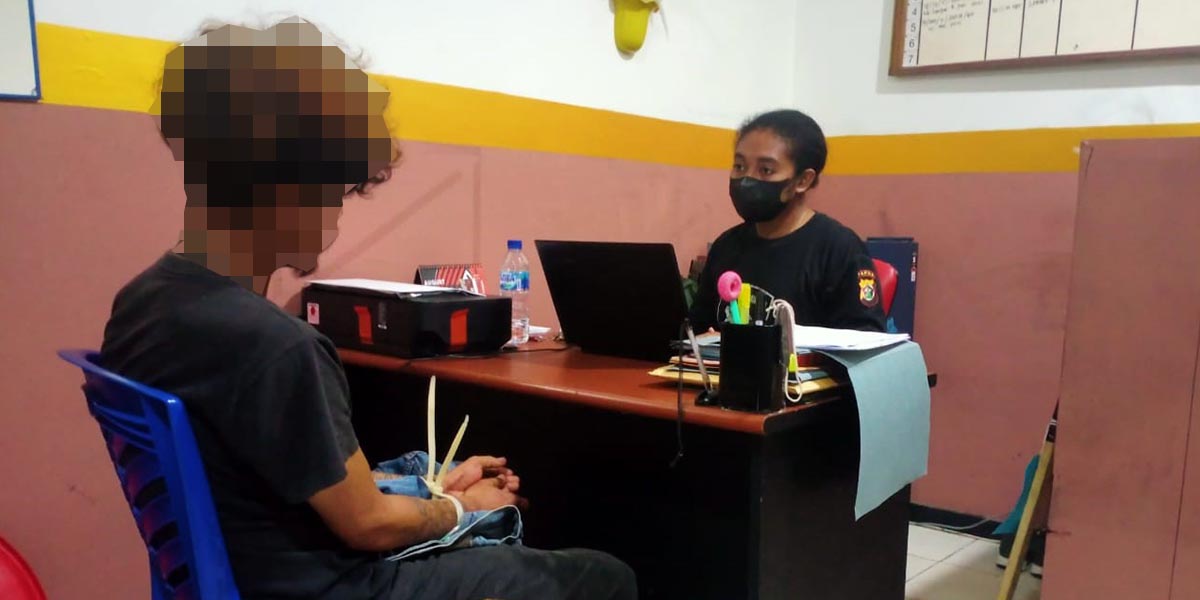 FM terduga pelaku yang menyetubuhi anak majikannya diperiksa penyidik unit PPA Satreskrim Polres Mimika, Kamis (24/6/2021). Foto: Salmawati Bakri/Papua60detik